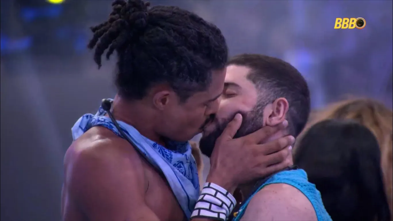 Breno e Marcelo protagonizam o primeiro beijo do BBB 26; veja vídeos