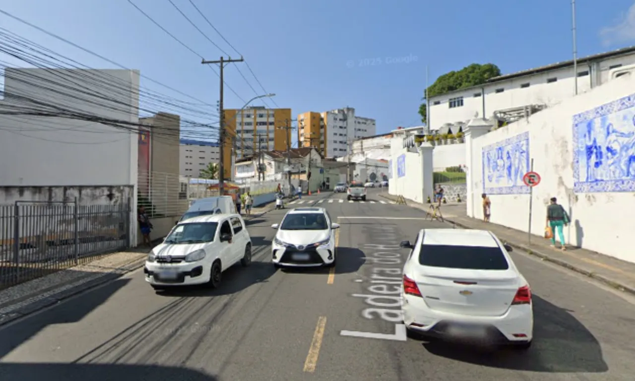 Colisão entre ônibus deixa quatro passageiros feridos em Salvador