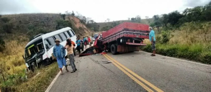 BATIDA: Acidente entre micro-ônibus e caminhão deixa 16 feridos na Bahia