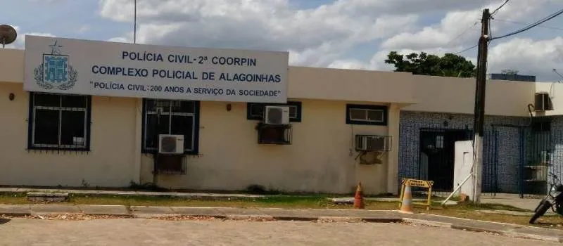 ALAGOINHAS: Polícia apreende drogas, facas e celulares durante revista em carceragem