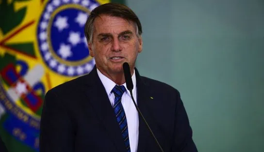 Bolsonaro diz que Brasil "vem dando exemplo" no combate à pandemia; número de mortes chega a 295 mil