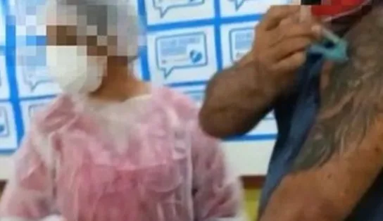 VÍDEO: homem pega seringa da mão de vacinadora e aplica imunizante no próprio braço; veja