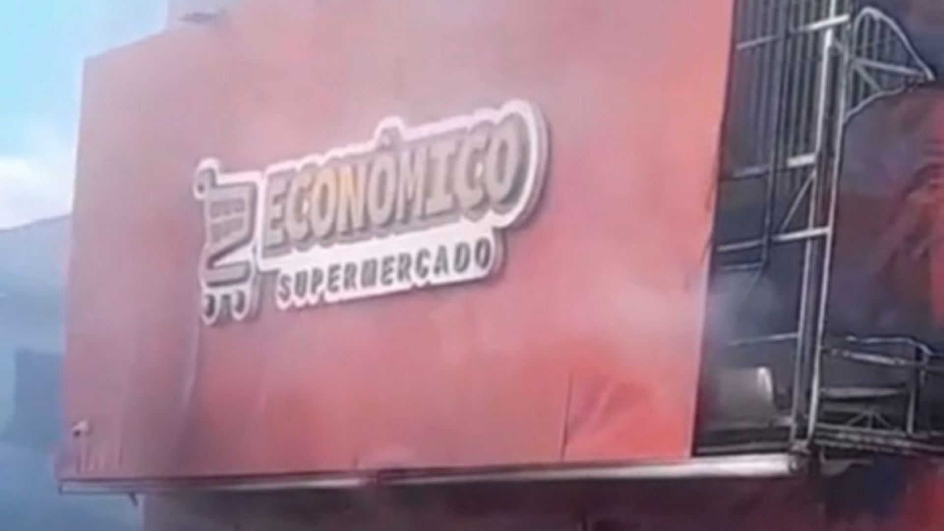 Inc&ecirc;ndio atinge supermercado em Paripe; Foto: Al&ocirc; Juca