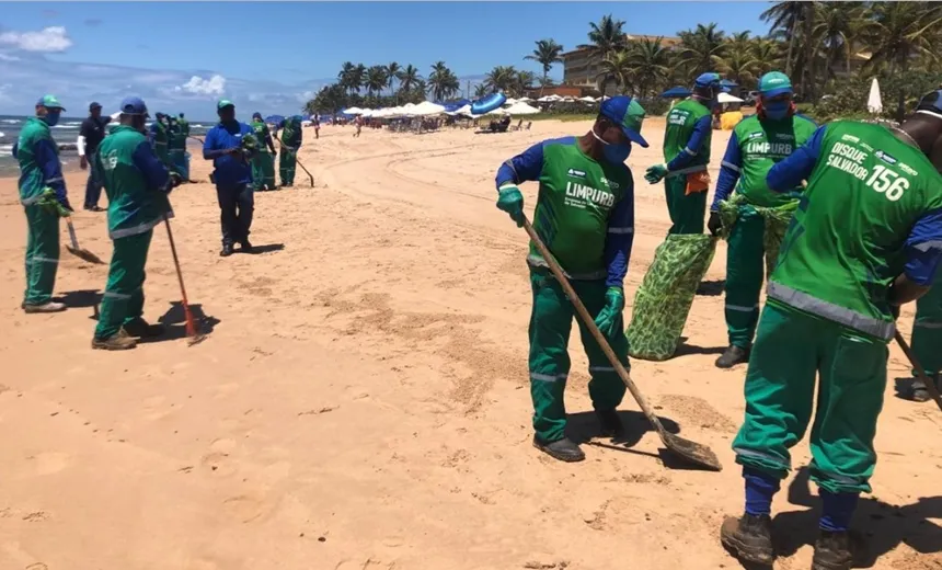 'De novo': Limpurb atua para retirar manchas de óleo nas praias de Pituaçu e Pedra do Sal 