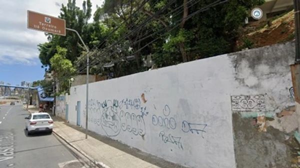 Membro Da Bamor Picha Muro De Terreiro Tombado Em Salvador