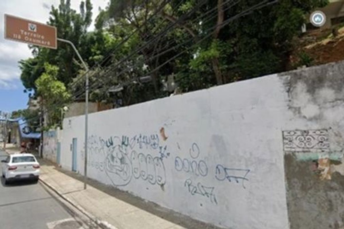 Membro Da Bamor Picha Muro De Terreiro Tombado Em Salvador