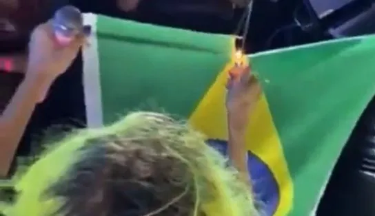 Filhos de Bolsonaro criticam cantora baiana por queimar bandeira do Brasil durante show em Feira; veja vídeo