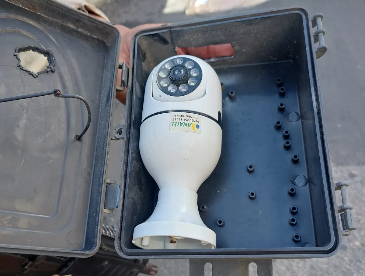PM apreende câmeras clandestinas instaladas em postes na Boca do Rio, em Salvador
