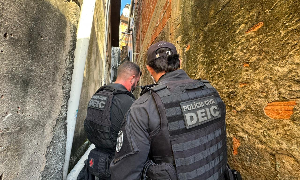 Dupla &eacute; presa e casa de refino de drogas &eacute; descoberta na Barra.Foto: PCBA