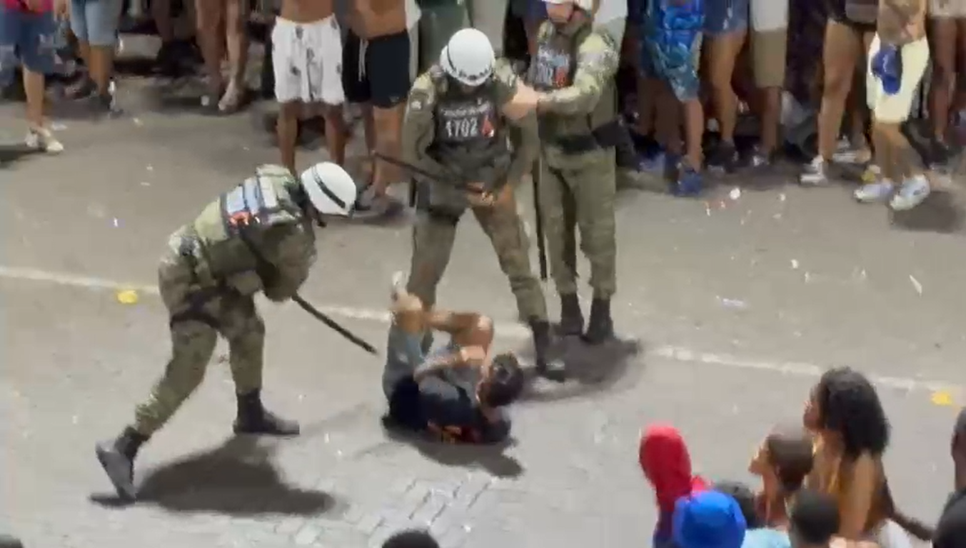 Nas imagens, gravadas dos estúdios da TV Aratu na folia, é possível ver o momento em que dois policiais partem para cima do folião. | Foto: Aratu On