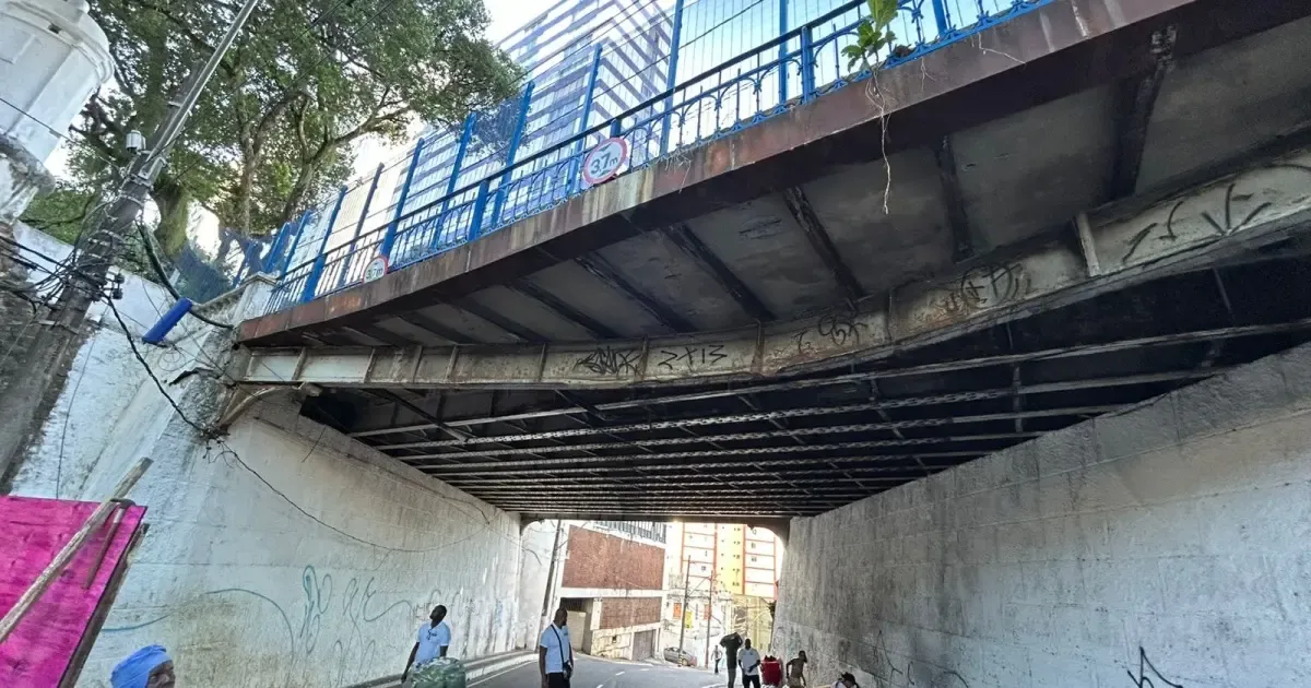 Caminh&atilde;o colidiu em viaduto e bloqueou o tr&acirc;nsito no local. Foto: Divulga&ccedil;&atilde;o