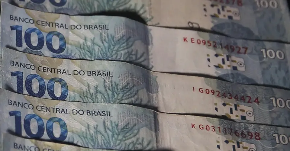 Juros do cartão de crédito rotativo sobem para 438,4% ao ano