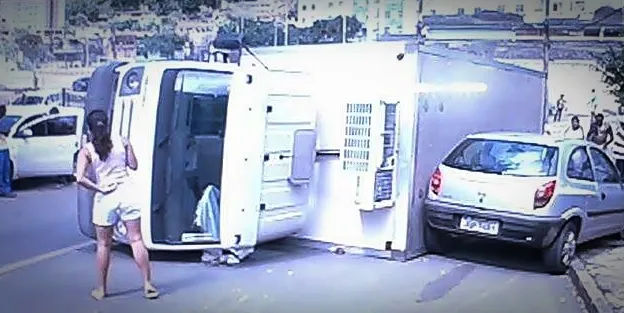 Caminhão-baú tomba após bater em carro na Federação