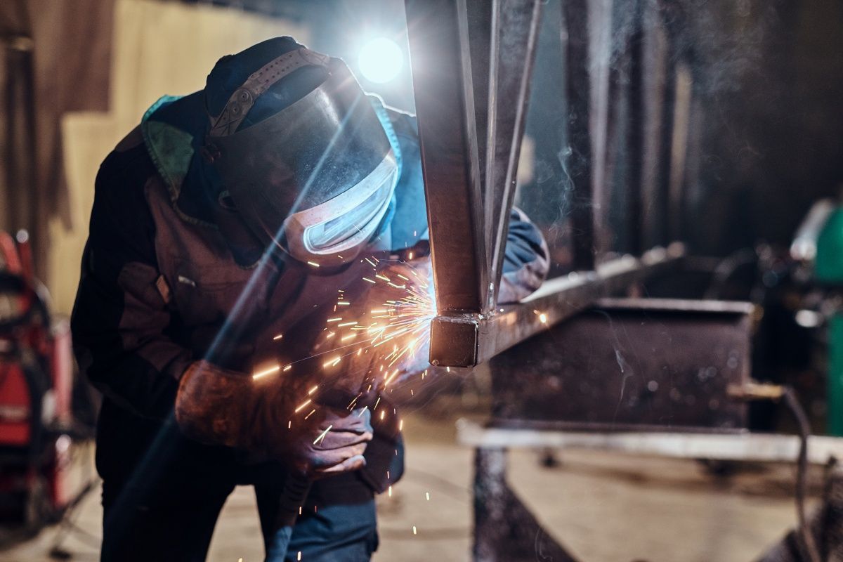 Dentre as vagas de emprego em Salvador e RMS nesta terça-feira estão soldador, auxiliar de produção, padeiro, jovem aprendiz e ajudante de carga e descarga. Foto: Ilustrativa/Freepik