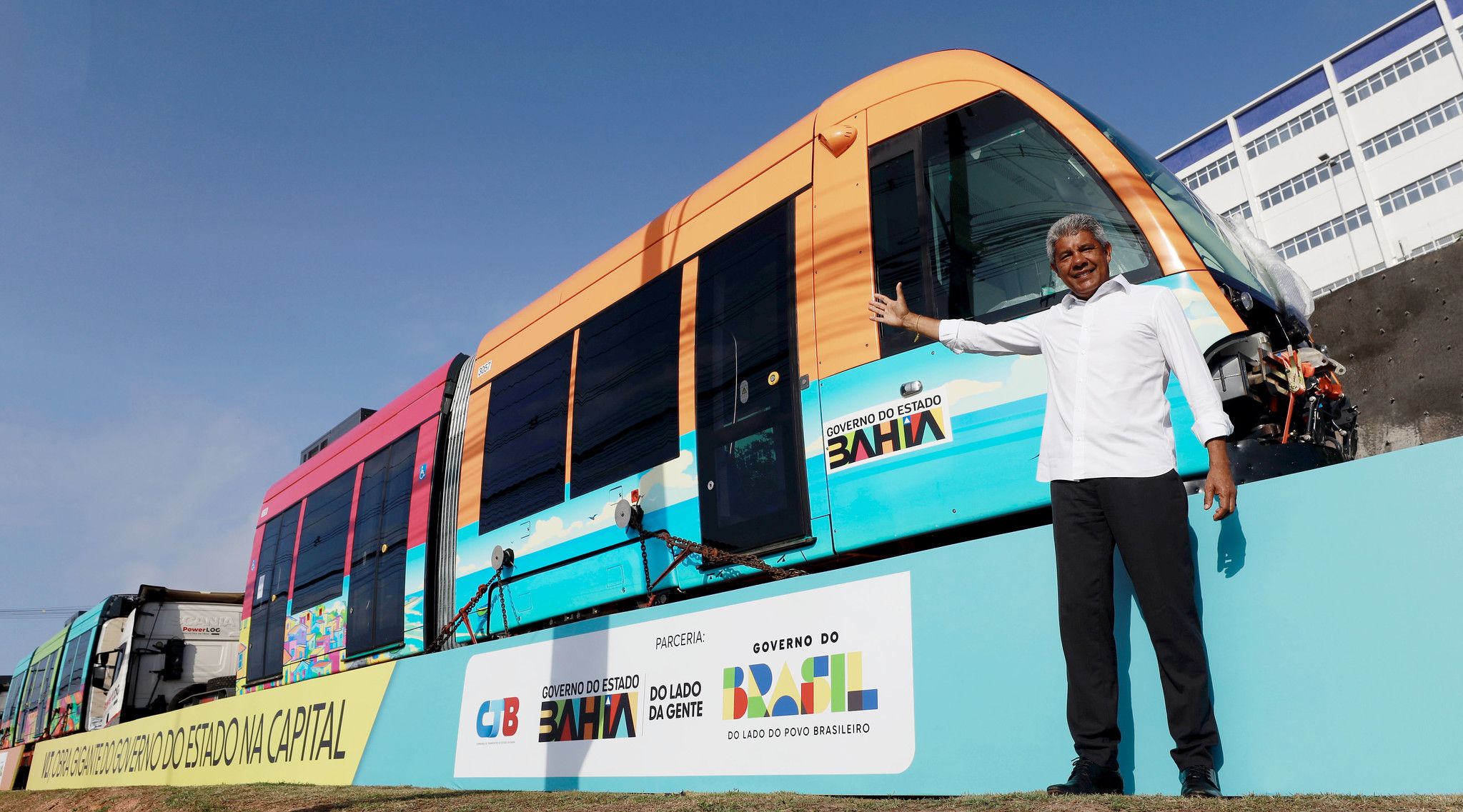 Jerônimo exibe trens do VLT na Paralela | Foto: Feijão Almeida/GOVBA