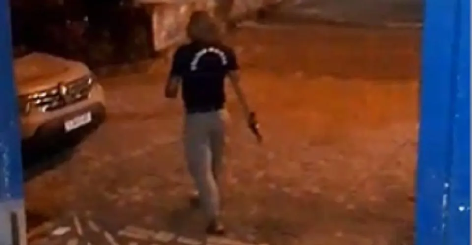 Dentro de bar, PM agride mulher e leva garrafada ao ser questionado por uso de bebida alcoólica