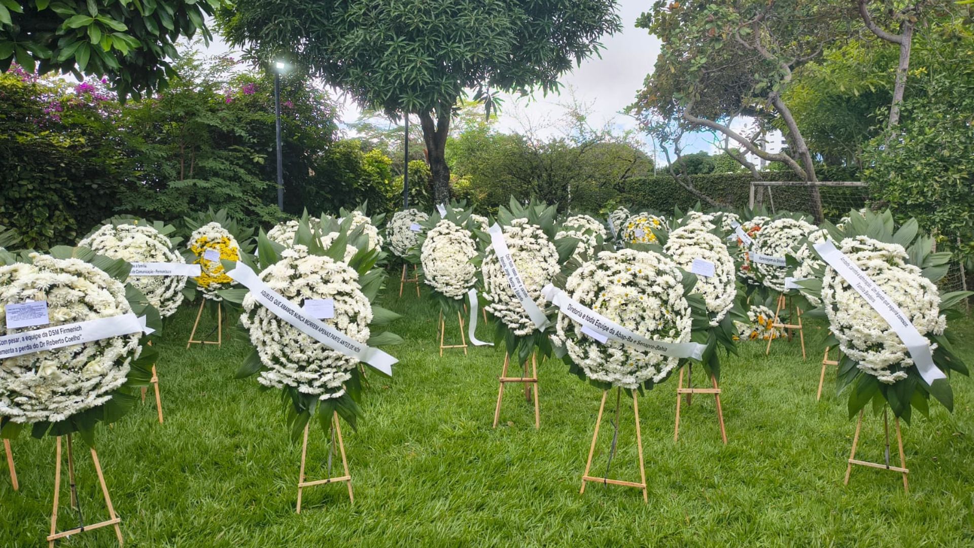 Coroas de flores em homenagem a Sílvio Roberto Coelho, presidente da Aratu | Foto: Aratu On