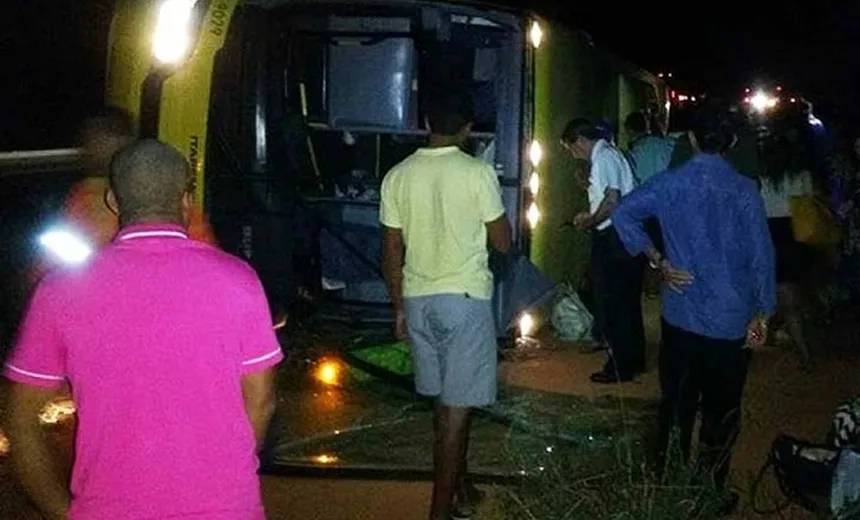 Passageiro tem surto, “agarra” motorista e ônibus tomba deixando uma idosa morta na BR-116