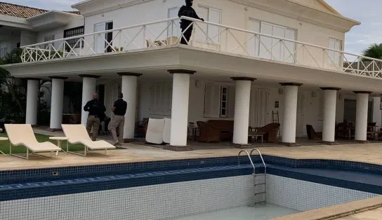 Empresário é preso em mansão de Lauro de Freitas durante investigação de grupo envolvido em fraudes de escrituras de terrenos