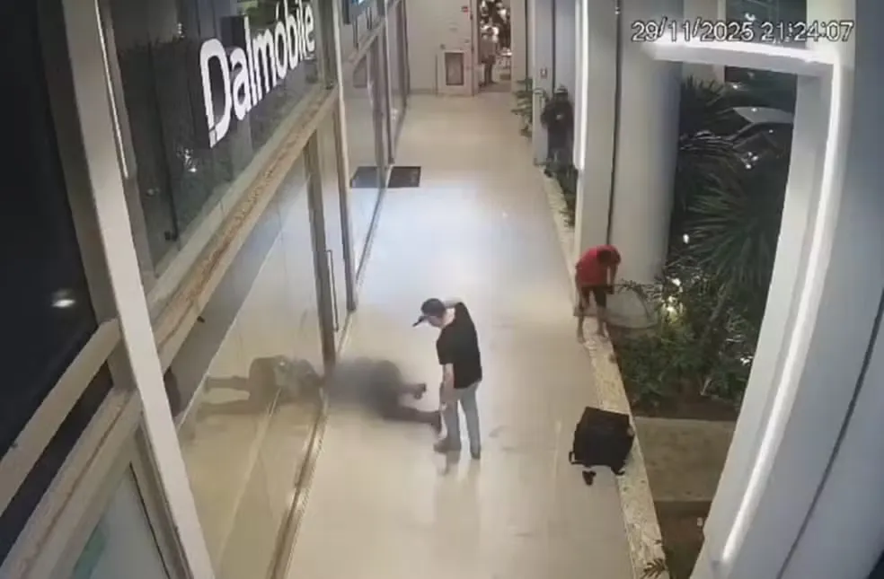 Vídeo mostra dono de veículo de luxo atirando em vigia de shopping