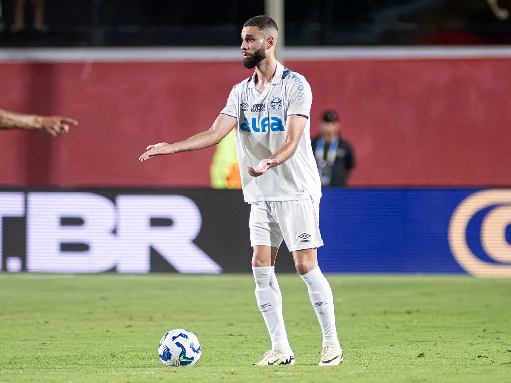 Vitória é multado em R$ 30 mil por cantos homofóbicos contra ex-jogador