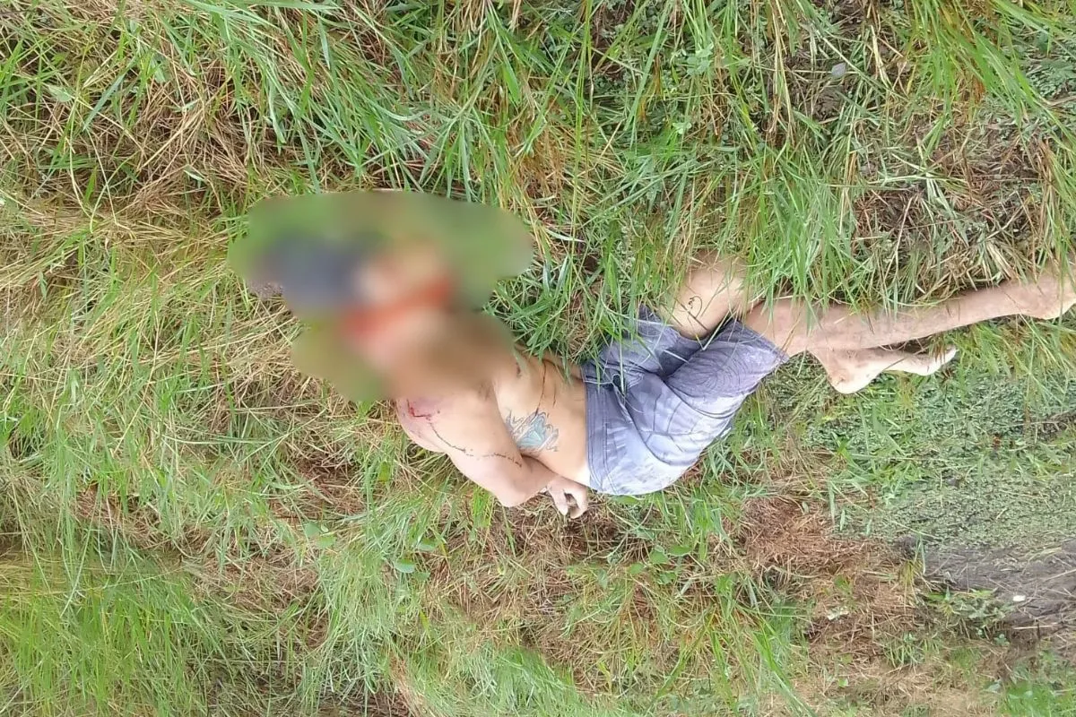 Homem é encontrado morto com mãos amarradas na Via Parafuso, em Camaçari