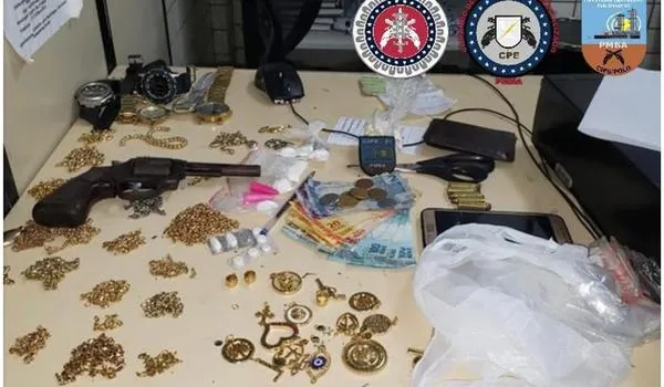 Polícia prende suspeito de roubos com armas, drogas e joias, em Lauro de Freitas 
