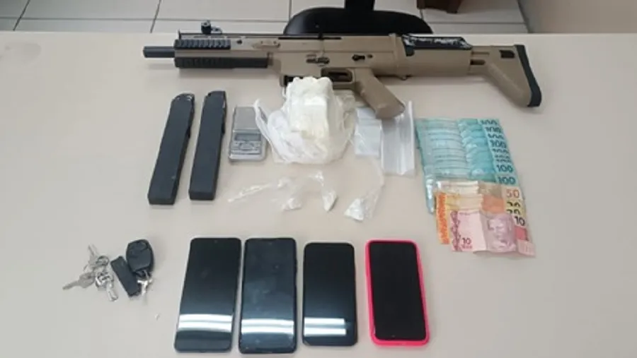 Carabina e drogas são apreendidas por policiais militares em Serrinha