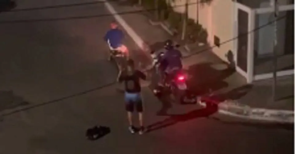 Câmera de segurança flagra suspeitos levando moto de homem em Lauro de Freitas