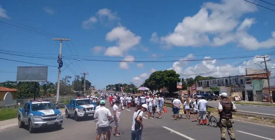 Manifestantes interditam trânsito na Estrada do Coco, na região de Abrantes