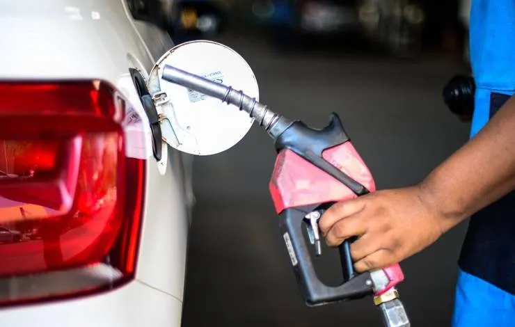 Gasolina mais barata: Acelen informa redução de 2,7% para distribuidoras