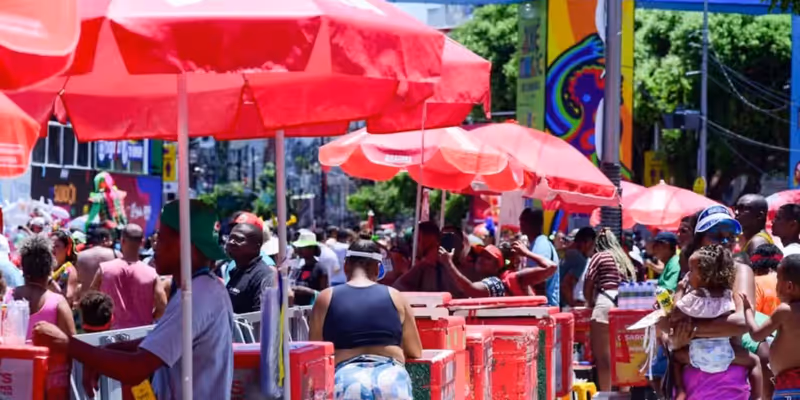 O trabalho dos ambulantes é fundamental para o Carnaval de Salvador, sendo uma parte essencial da economia e da cultura da festa/Foto: Jefferson Peixoto/Secom PMS