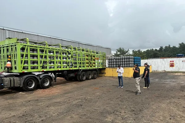 Ação operação contra venda ilegal de GLP feita entre Decon e ANP, apreendeu mais de mil botijões de gás em Camaçari, na Região Metropolitana. Foto:Ascom-PCBA