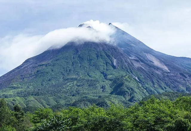 Vulcão entra em erupção e deixa região em alerta na Indonésia