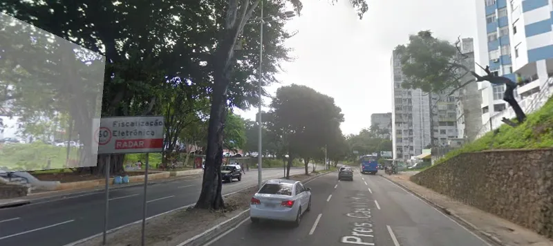 Acidente entre ônibus e moto em Nazaré deixa trânsito intenso na Avenida Bonocô