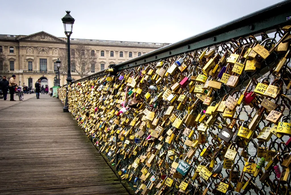 Paris vai retirar 45 toneladas de ‘cadeados do amor’