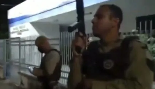 Vídeo: grupo reclama de encerramento de "paredão" e PM agride homem com fuzil em Salvador; assista 