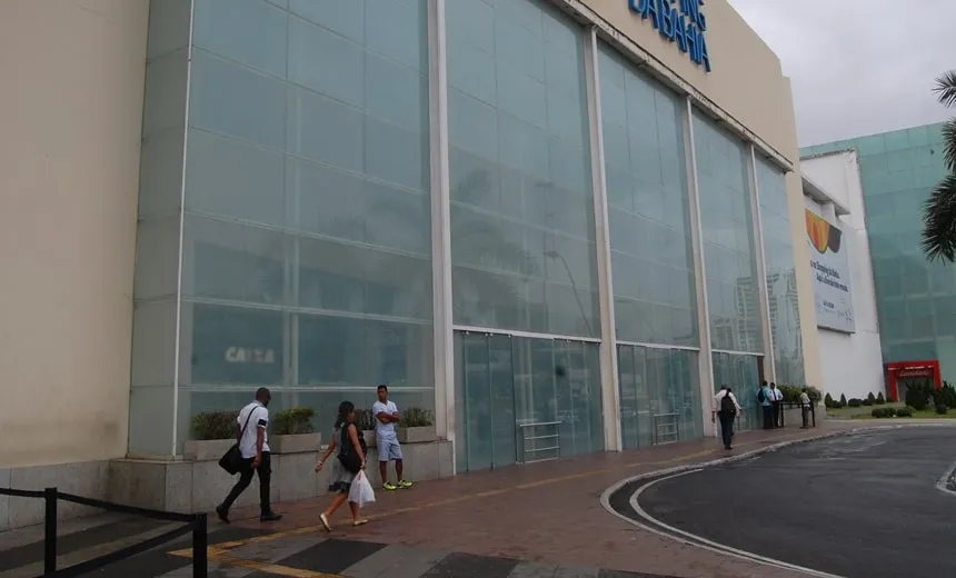 Jovem tem itens furtados dentro de loja em Shopping de Salvador 