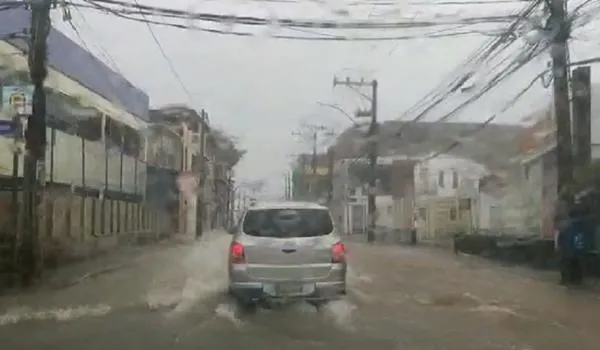Chuva intensa deixa Salvador com pontos de alagamentos em vias importantes da cidade; veja vídeo