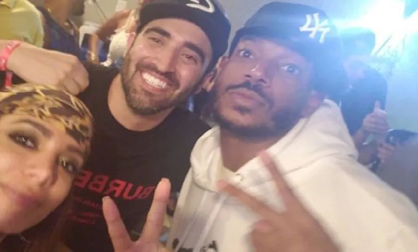Ator do filme “As Branquelas” marca presença em festão na casa de Anitta