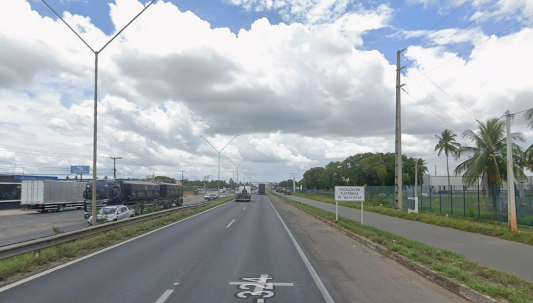 Carreta tomba na BR-324 e interdita faixa no sentido Feira de Santana