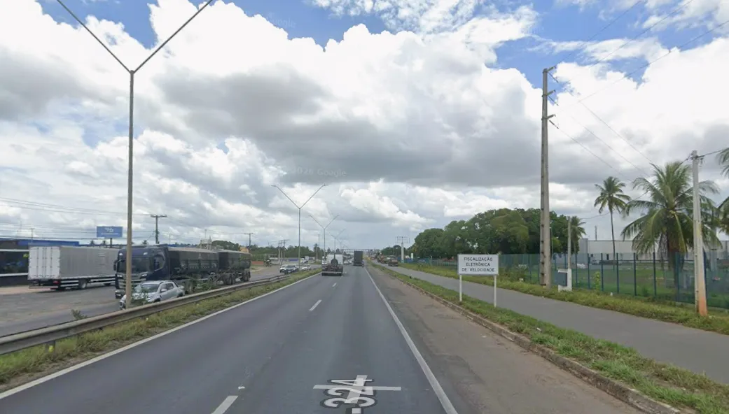 Carreta tomba na BR-324 e interdita faixa no sentido Feira de Santana