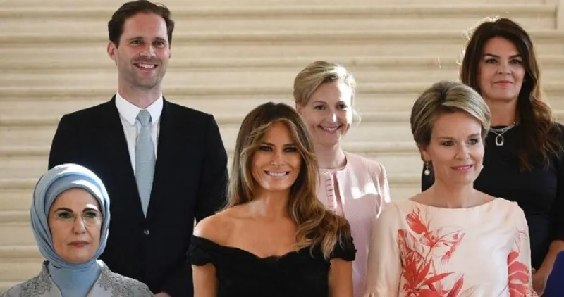 Aparição inédita de ‘primeiro-marido’ em foto com companheiras de líderes mundiais faz sucesso
