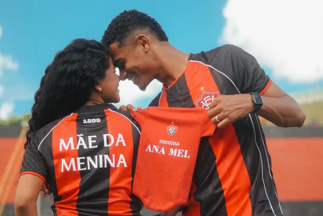 Sheuba Matos e Tiago Souza revelam nome da filha em anúncio no Barradão