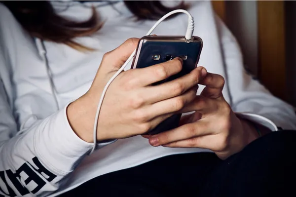 É preciso adiar e supervisionar o uso de internet por crianças e adolescentes. Foto: PIXABAY