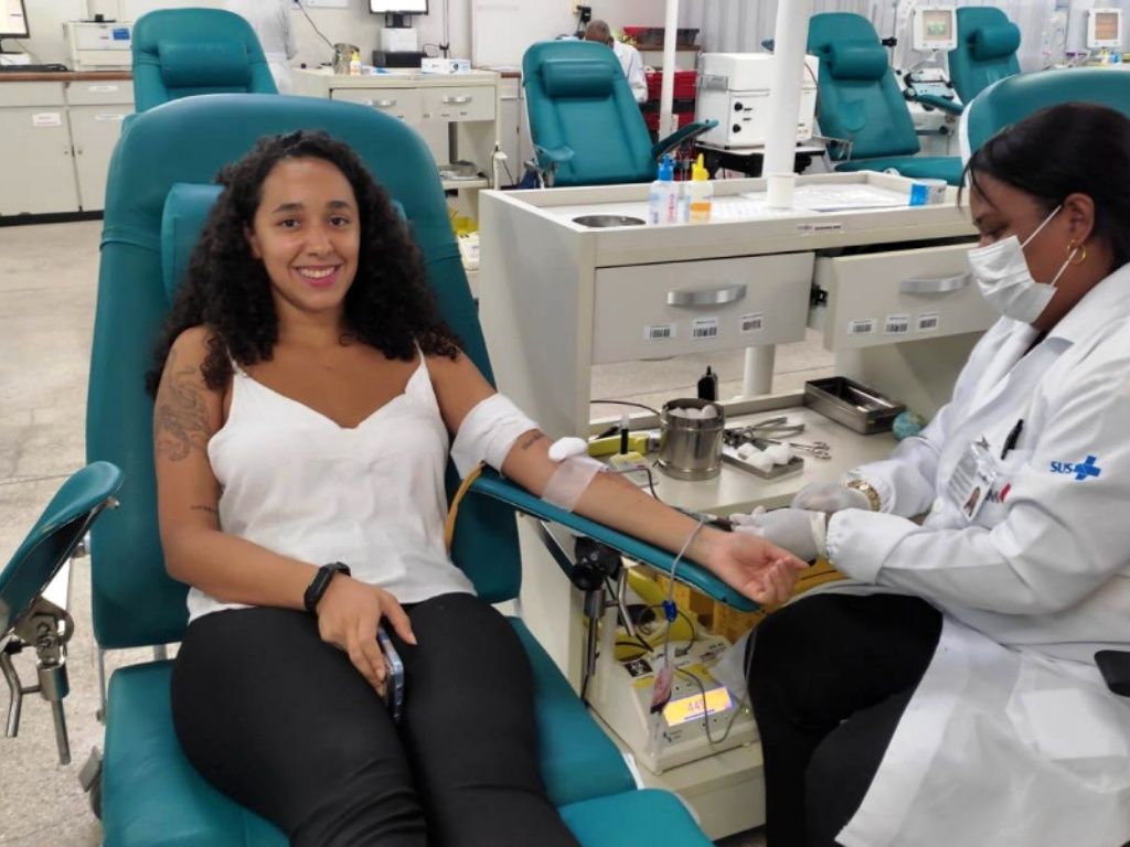 A doação de sangue é rápida, segura e pode beneficiar até quatro pessoas por vez. Foto: Divulgação/Hemoba
