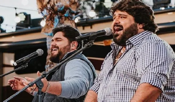 Cantor de dupla sertaneja diz que vai sortear um pônei e uma vaca em live e vereadora critica: "não são objetos"