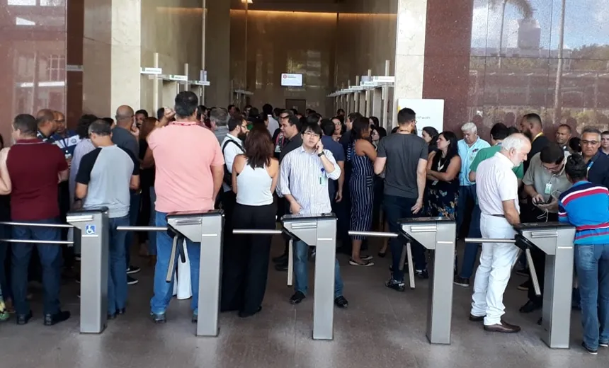 Vídeo: justiça impede que Petrobras encerre as atividades na Bahia e empregados comemoram
