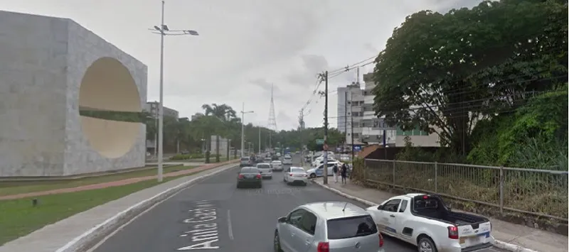 AVENIDA GARIBALDI: Policial militar feminina e noivo são baleados dentro de carro