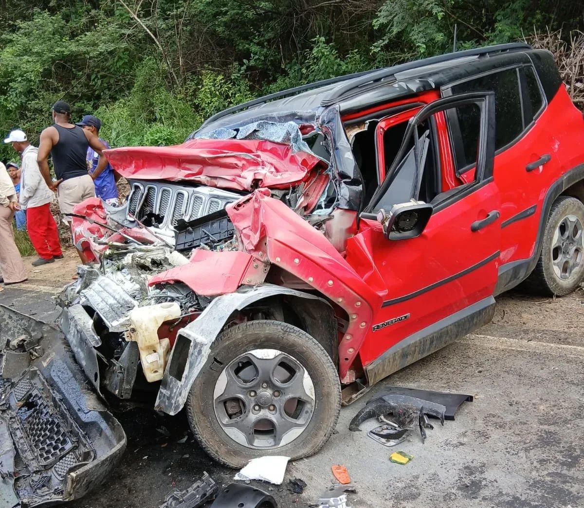 A batida entre um carro de passeio e um caminhão no Vale do Jiquiriça matou um médico e deixou ferido devido à gravidade do acidente. Foto: Redes Sociais